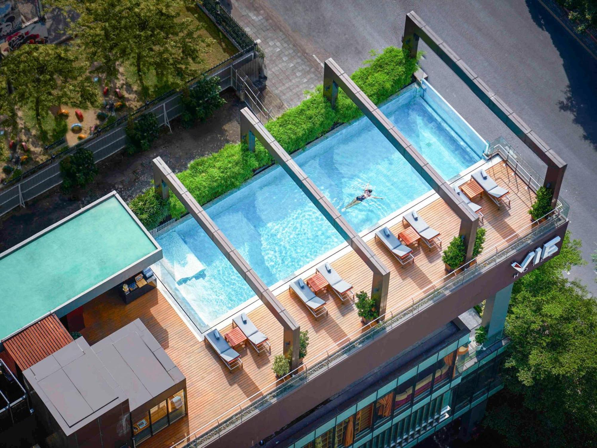 Vie Hotel Bangkok - Mgallery Collection Exterior photo The rooftop pool at the hotel